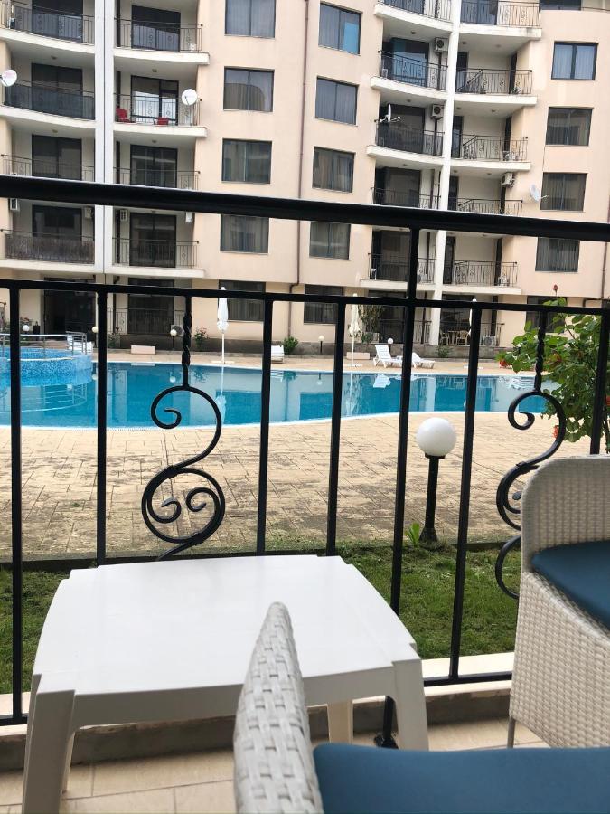 Vacation At Sunny * סאני ביץ'